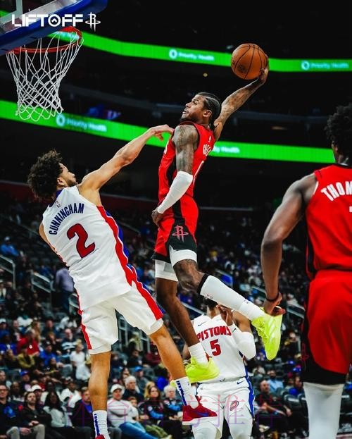 沃尔什起飞试图双手隔扣，坎宁安也迎面送上无情大帽拒绝